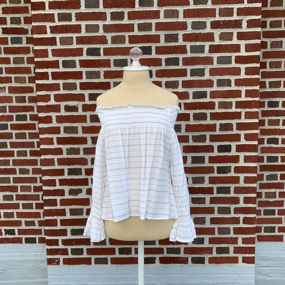 Super cute off the shoulder top!!!💕🌻☀️